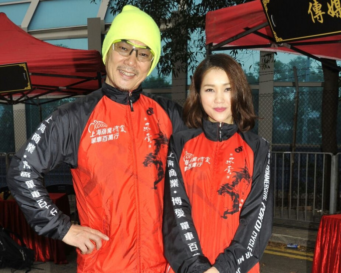 小齐(左)与阿Kay今早出席单车百万行揭幕礼。