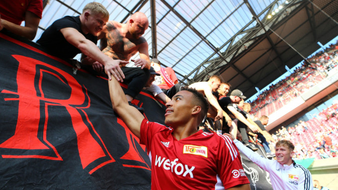 柏林联球员、球迷一起互相道贺庆祝。Reuters