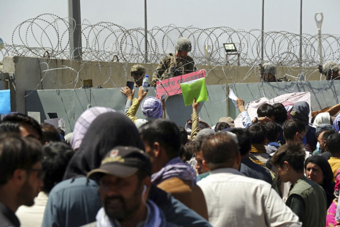 大批民眾慌忙在塔利班奪權後趕往喀布爾機場。AP圖片