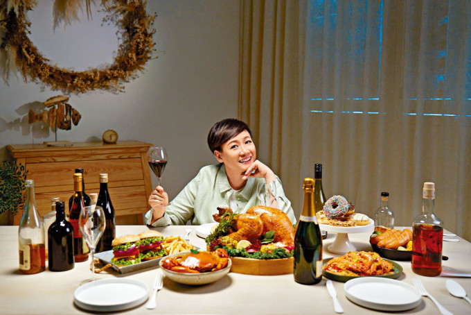 商天娥向來識飲識食，這次拍廣告面對一堆美食，難怪笑得咁開心。