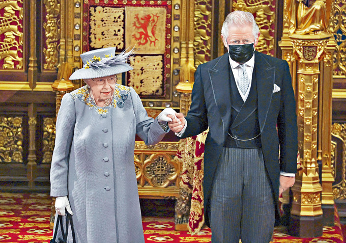 英女皇周二演说后，与皇储查理斯步出国会。
