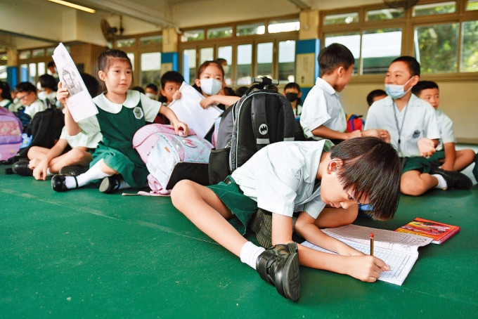 雖然多了突然而來的「颱風假」，有小學生開學仍在埋頭趕暑期作業。