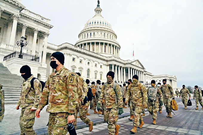 美國國民警衞軍周一抵達華盛頓國會山莊布防。　