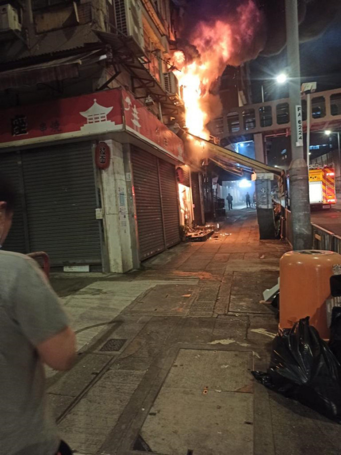 葵涌泰国菜馆职员疑煮食「抢火」，火势猛烈。 读者提供