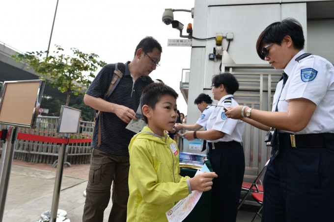 大批市民等候入场，进入中联办揭秘之旅。