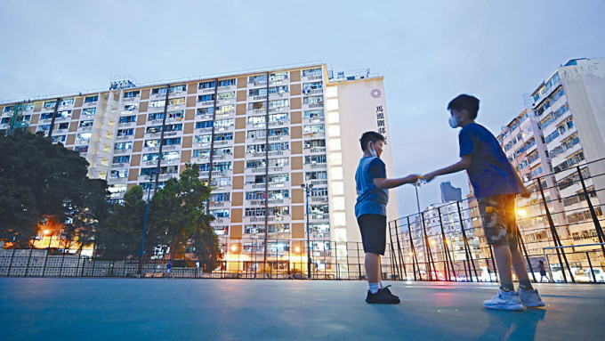 《施政报告》提及，近六十年的马头围邨研究重建，以兴建更多公屋单位，满足市场需求。