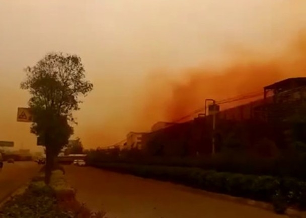 三门峡市一家铝业公司，泄漏浓硝酸后，现场被褐色烟雾笼罩。（网图）
