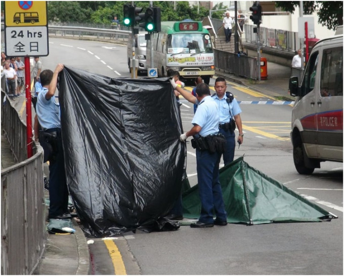 警方以帳篷遮蓋遺體。林思明攝