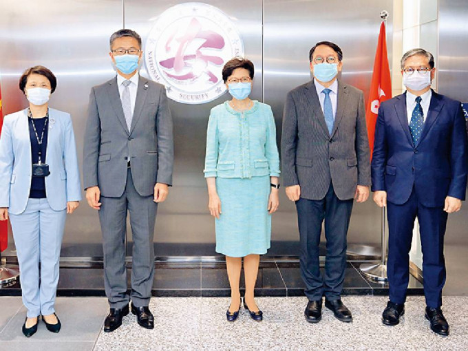 行政长官林郑月娥（中）到访警务处国家安全处，与处长萧泽颐（左二）等人合照。警方图片