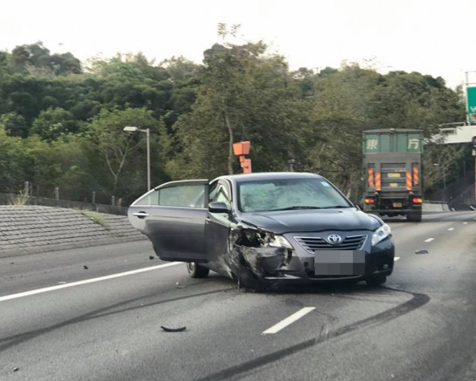 元朗公路近深圳湾出口。网民Taklap Cheung‎ 摄