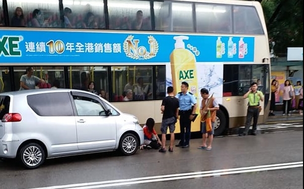 上水一名女子過路時捱車撞。網民Cow Chan/ fb群組「‎香港突發事故報料區」