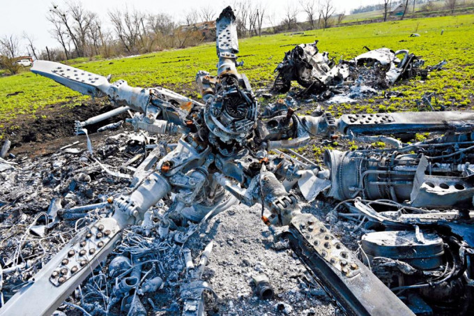 被击毁的俄军直升机，落在乌克兰哈尔科夫地区。