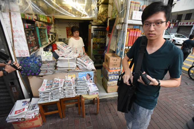 
女东主开铺时发现门口约160份报纸「失踪」，顾客今早前来买报。丁志雄摄