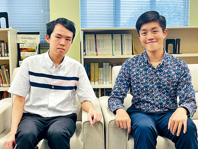 伍亮恒（右）利用疫下的课馀时间，自修GCE AL并获佳绩，期望日后成为科学家；旁为邹骏宏。
