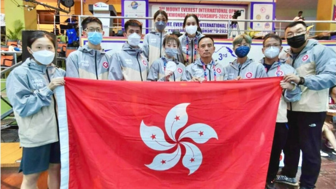 何嘉雯(前排中)于尼泊尔锦标赛一举摘银。香港跆拳道协会图片