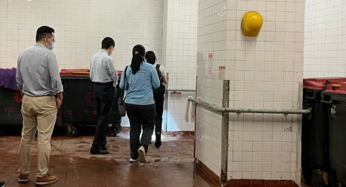 衞生防護中心與房署及食環署人員到慈正邨視察。