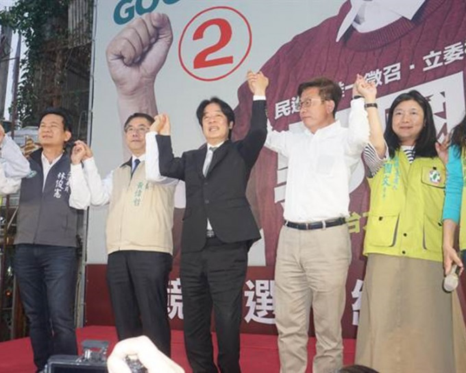 民進黨台南立委補選候選人郭國文（右二）勝出，前行政院長賴清德（中）及台南市長黃偉哲（左二）一同謝票。網圖