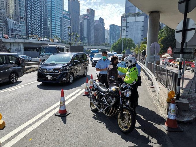 警方於是次行動中針對電單車的交通違例事項。警方圖片