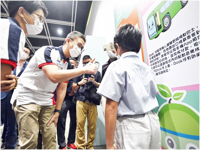 蕭澤頤（左二）指少年警訊培養青少年多元視野和創新思維。