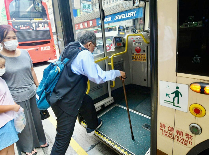 從明年開始，香港人但凡滿六十歲就可以用「樂悠卡」，享受兩塊錢乘坐公共交通工具的優惠。資料圖片