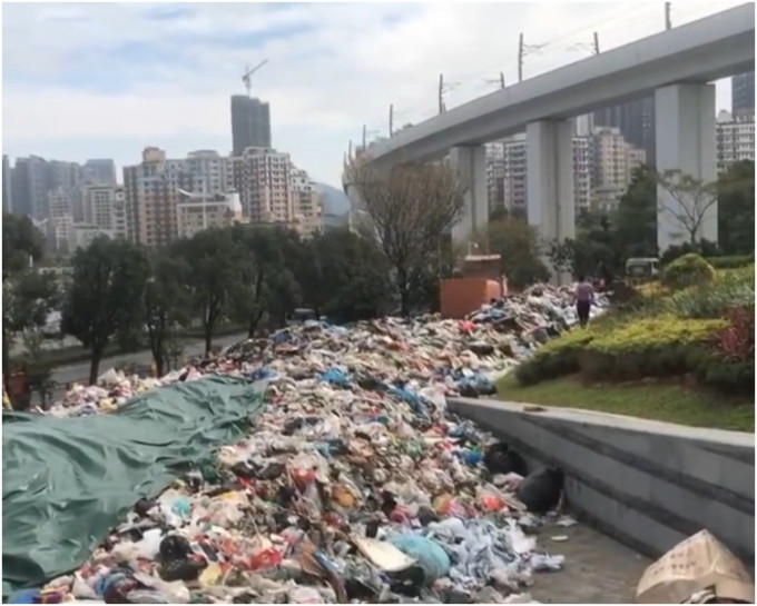 公园外堆满上百吨的生活垃圾。网图