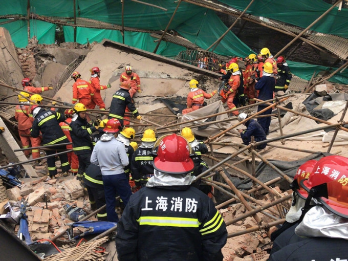上海一間正在改建的汽車廠，發生坍塌事故。　網上圖片