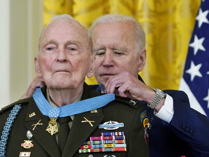 拜登頒授榮譽勛章給94歲韓戰老兵。AP