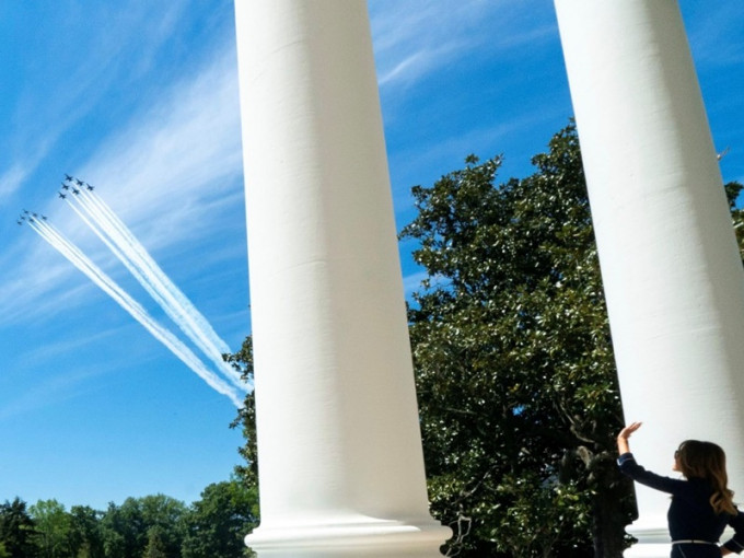 梅拉尼娅亦上载相片见她站在白宫外观看战机飞过。Twitter