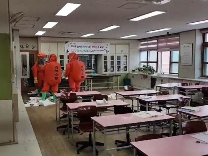 消防部门出动4台清洗设备对教室内残留的福尔马林进行了清理。(网图)