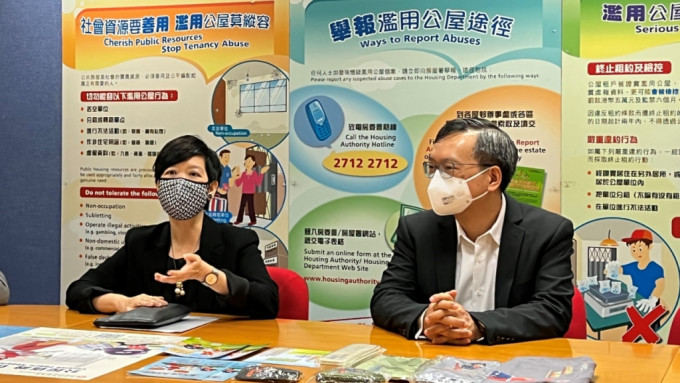 何永贤(左)指当局会继续不遗馀力，做好打击滥用公屋的工作。政府图片
