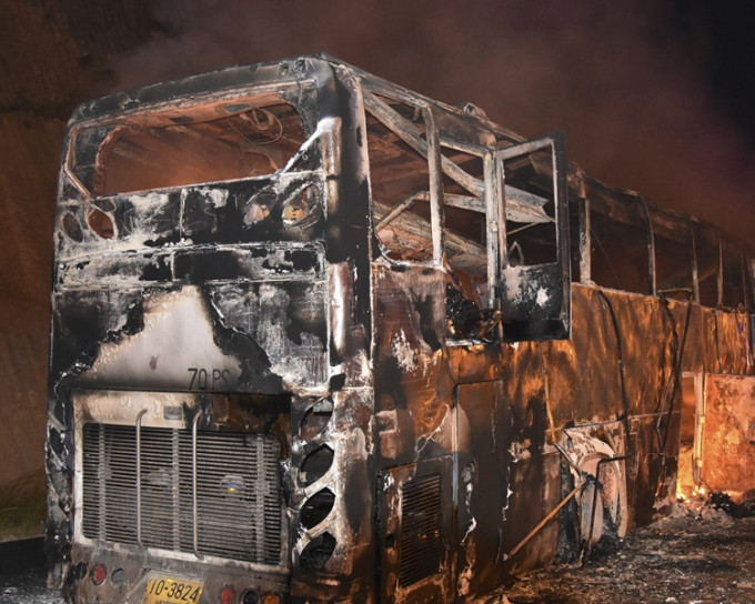 泰國一輛雙層巴士起火，20名緬甸外勞燒死。AP