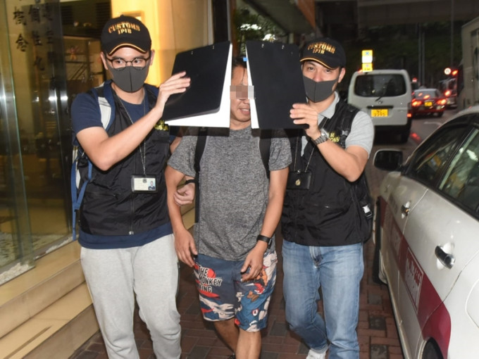 香港海關拘捕一名車房男董事。