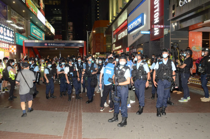警员聚集旺角地铁站外。