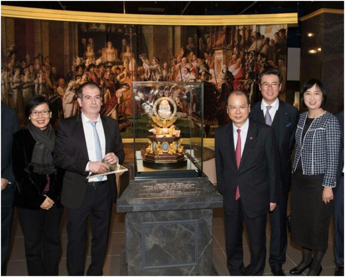 张建宗（右三）主持「罗浮宫的创想 － 从皇宫到博物馆的八百年」展览开幕礼。