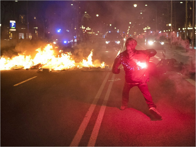 巴塞隆拿数千人上街，抗议警方拘捕极左饶舌歌手。AP