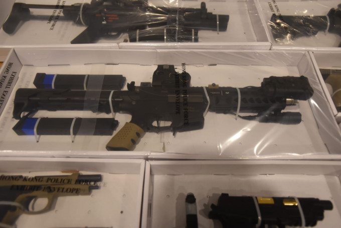 警方捡获一批仿制枪械、伸缩棍、防毒面具、滤罐等。
