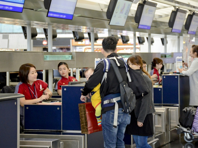 华航机师罢工来往台港两地航班受影响。