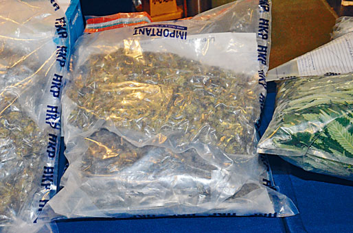 警方搜出大麻製成品，用膠袋封存。