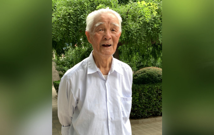 2021年6月18日晨，96歲的陸超祺在人民日報金台園散步。微博