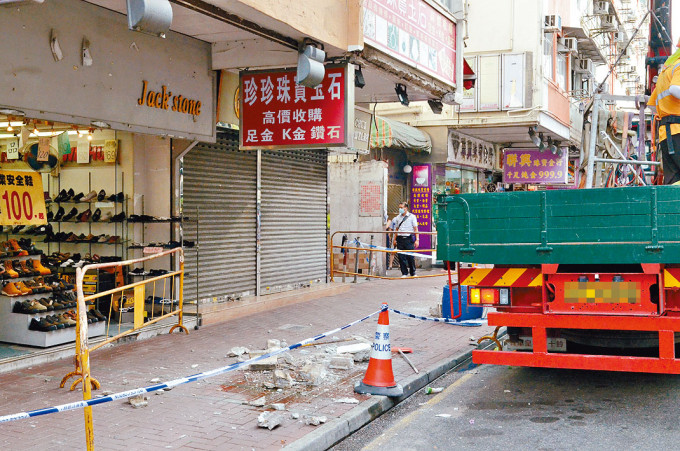 旧楼塌石屎条，碎片四散地上。