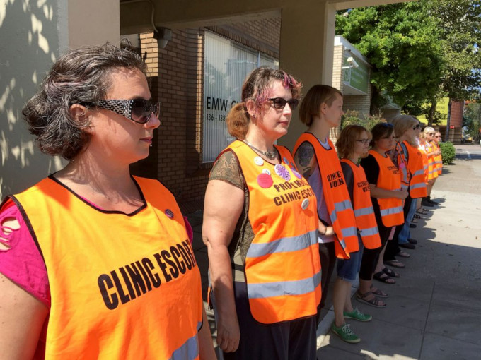 美国肯塔基州有支持堕胎权利义工组成护送团队。AP图片