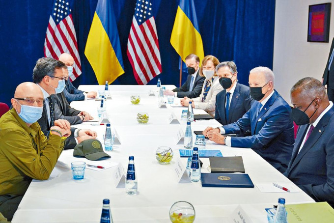 拜登周六在华沙与乌克兰高官列兹尼科夫和库列巴（左一及左二）会面。 