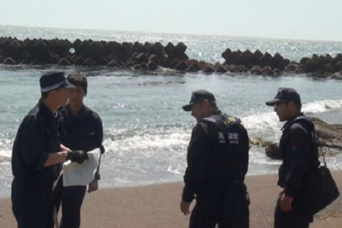 日本警方到发现一具疑似危秋洁女尸的北海道钏路市桂恋海边。 网上图片