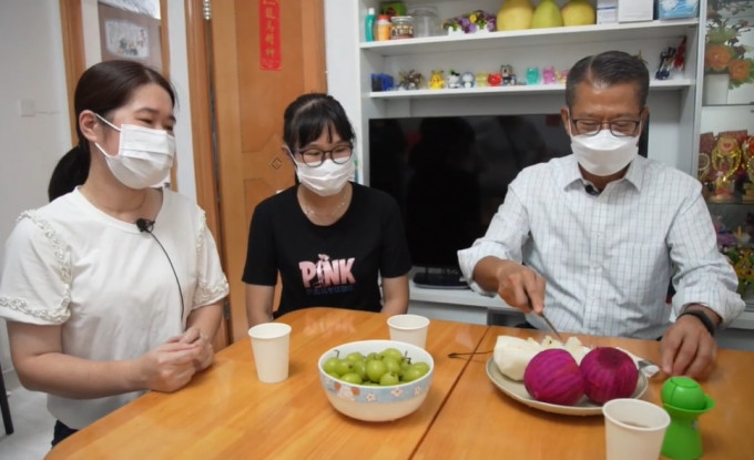 陈茂波探访住在公屋的家庭，向居民送上水果。陈茂波fb片段截图