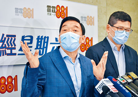■医管局主席范鸿龄（左），正计画将情况稳定的患者，转到社区康复设施隔离。旁为行政总裁高拔升。
