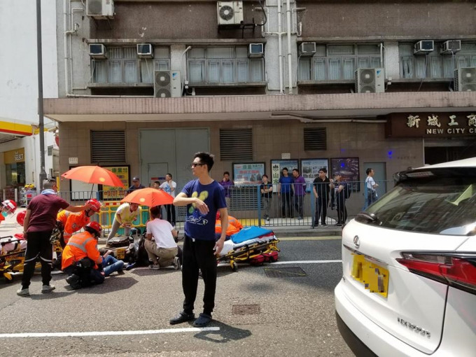 楊證樺落車幫忙疏導交通。網民‎Selina Leung‎圖片