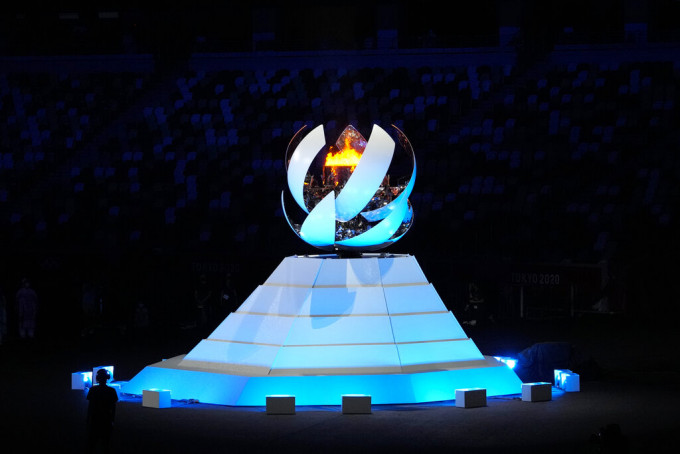 聖火逐漸熄滅，意味着東京奧運落下帷幕。AP