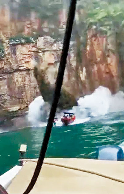 現場影片顯示山崖石壁墜落，遊船被擊中，巨石掀起大浪。