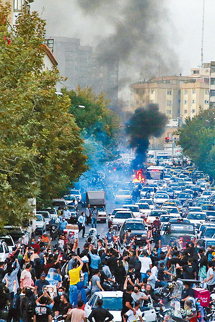 示威者周三在首都德黑蘭抗議，馬路着火冒煙。