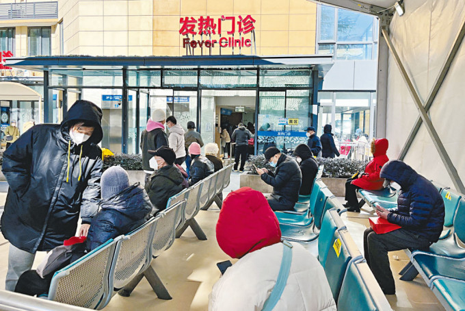 上海疫情升温，民众在医院发烧门诊等候。